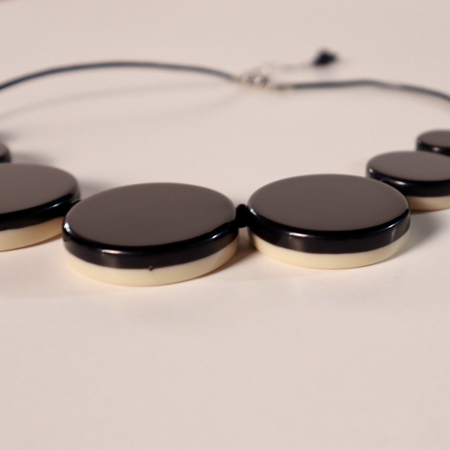 Bicolor Resin 3 in 1 Necklace - Black & Off-White