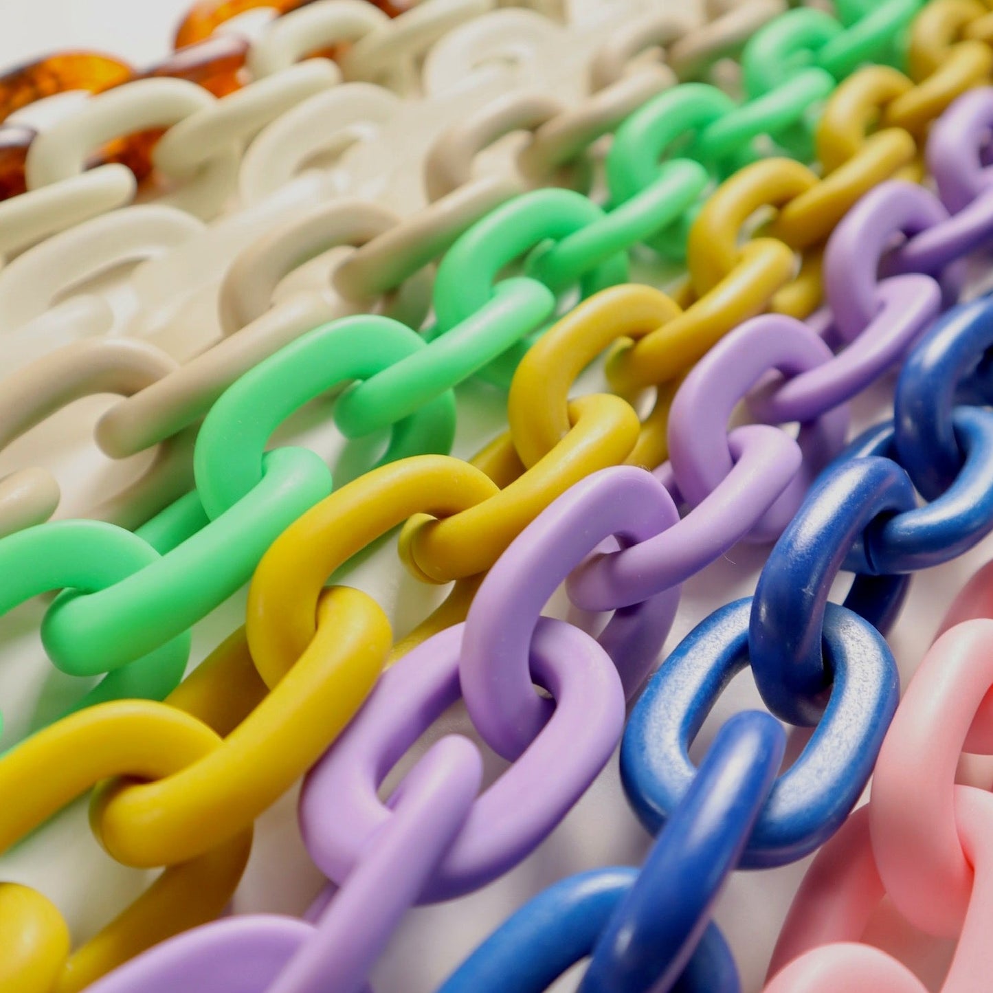 Medium Chain Resin Necklace - Clear