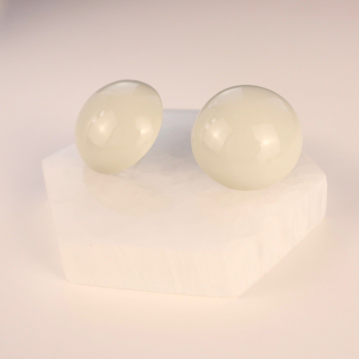 Maxi-button-earrings-off-white-2